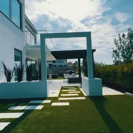 Villa With Pool In Luxury And Calm Street Kristiansand