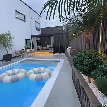 Βίλα With Pool In Luxury And Calm Street Κρίστιανσαντ