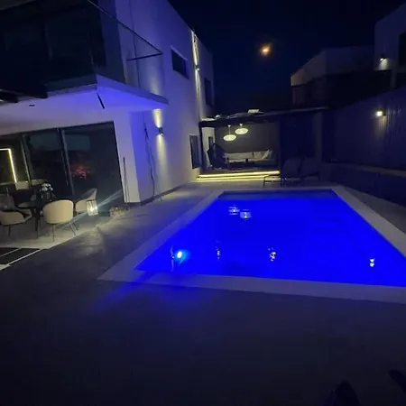 With Pool In Luxury And Calm Street * Κρίστιανσαντ