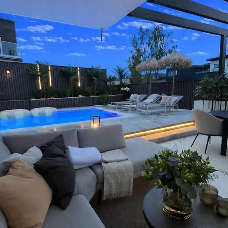 With Pool In Luxury And Calm Street Κρίστιανσαντ